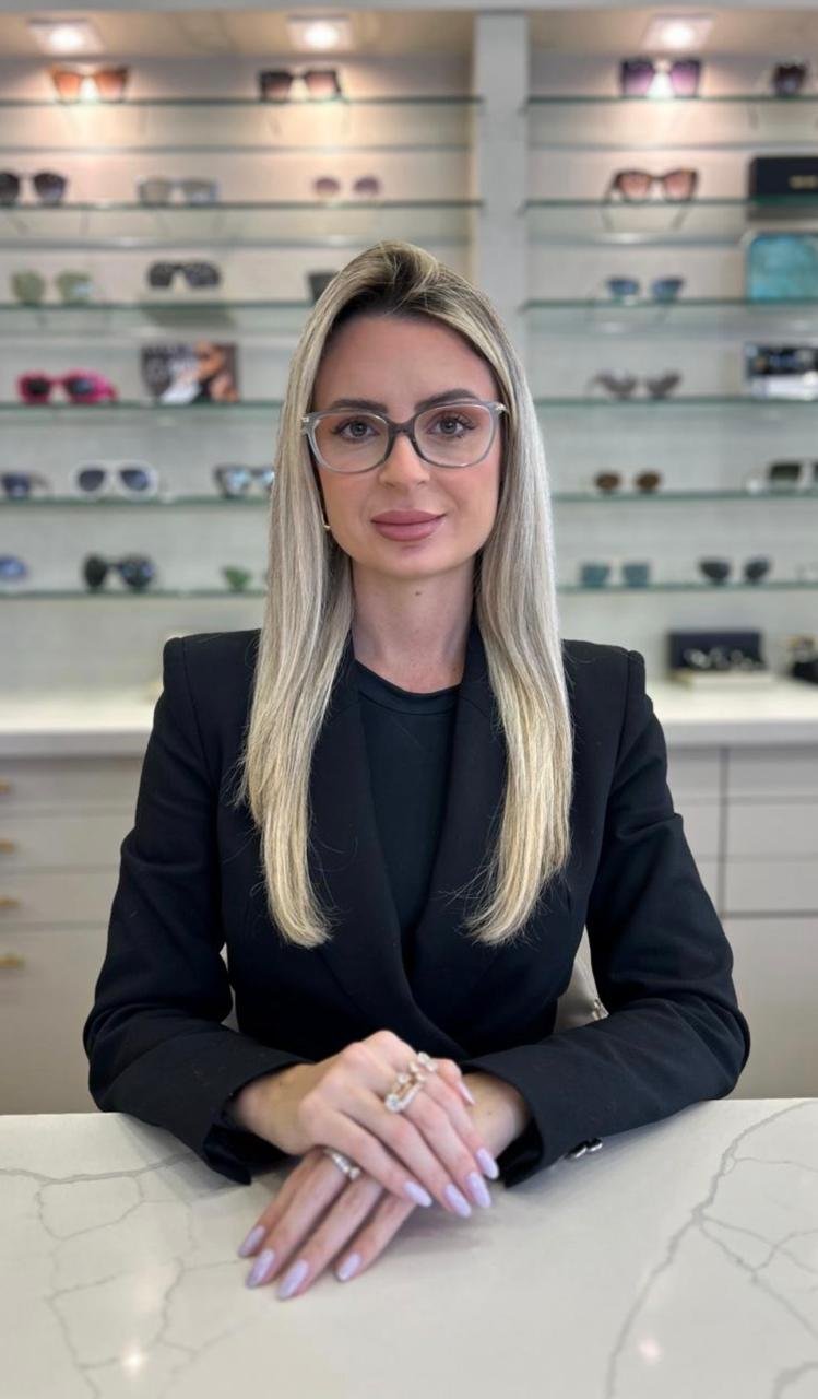 Cliente da Ótica Vicenzo depois da consultoria, com armação escolhida pelo Método Harmonia Visual