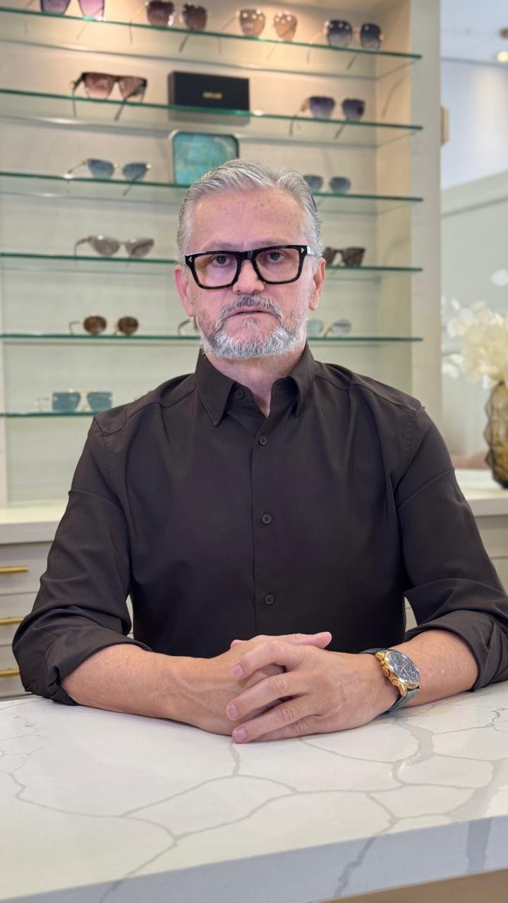 Cliente da Ótica Vicenzo antes da consultoria, com a armação anterior