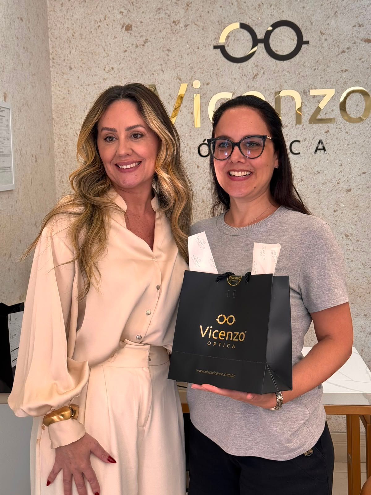 Entrega personalizada de óculos na Ótica Vicenzo