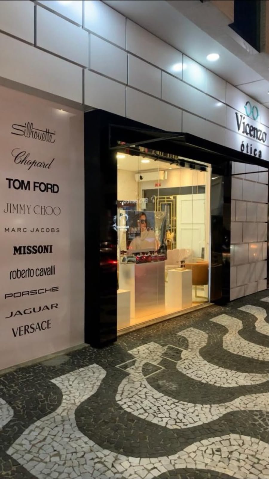 Vitrine com marcas de luxo na Ótica Vicenzo, Balneário Camboriú